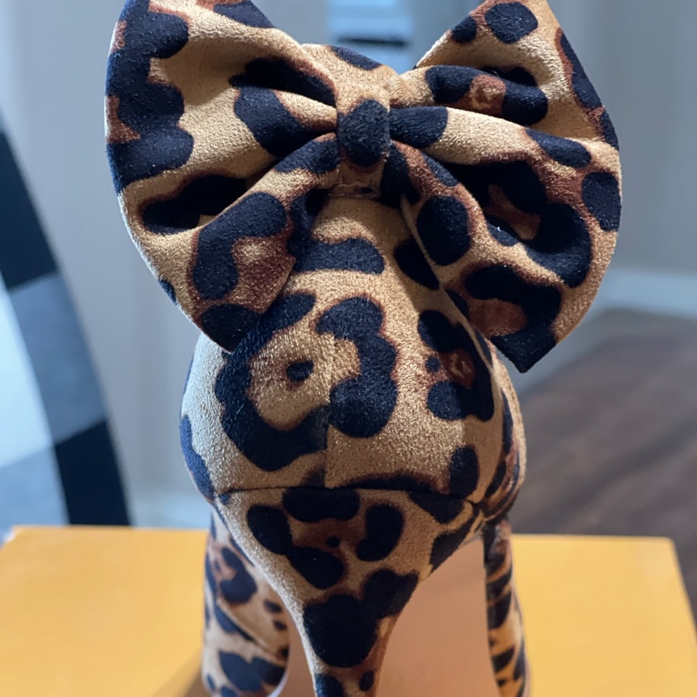 Leopard heels with ankle strap and bow on back. Size 7 NIB
